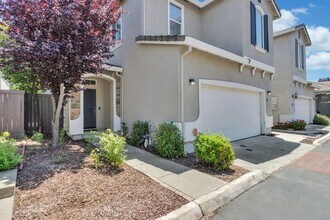 5438 Birk Way in Sacramento, CA - Building Photo - Building Photo