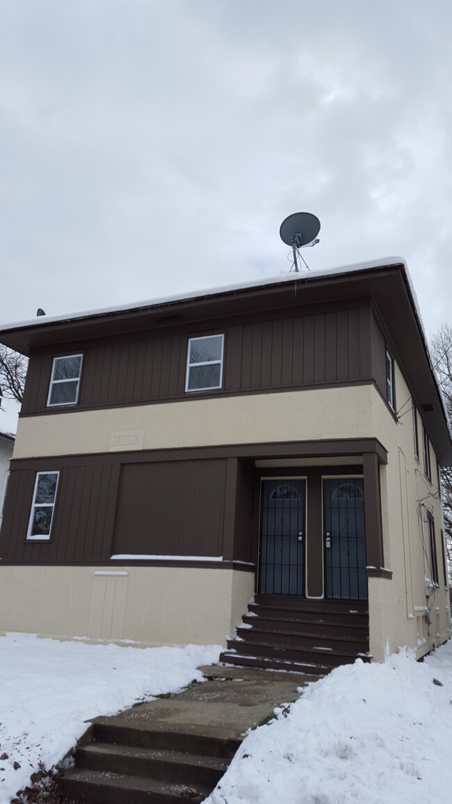 1510 School St, Unit 1st Floor in Rockford, IL - Foto de edificio - Building Photo