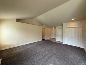 6020 Landmark Ln in Eugene, OR - Building Photo - Building Photo