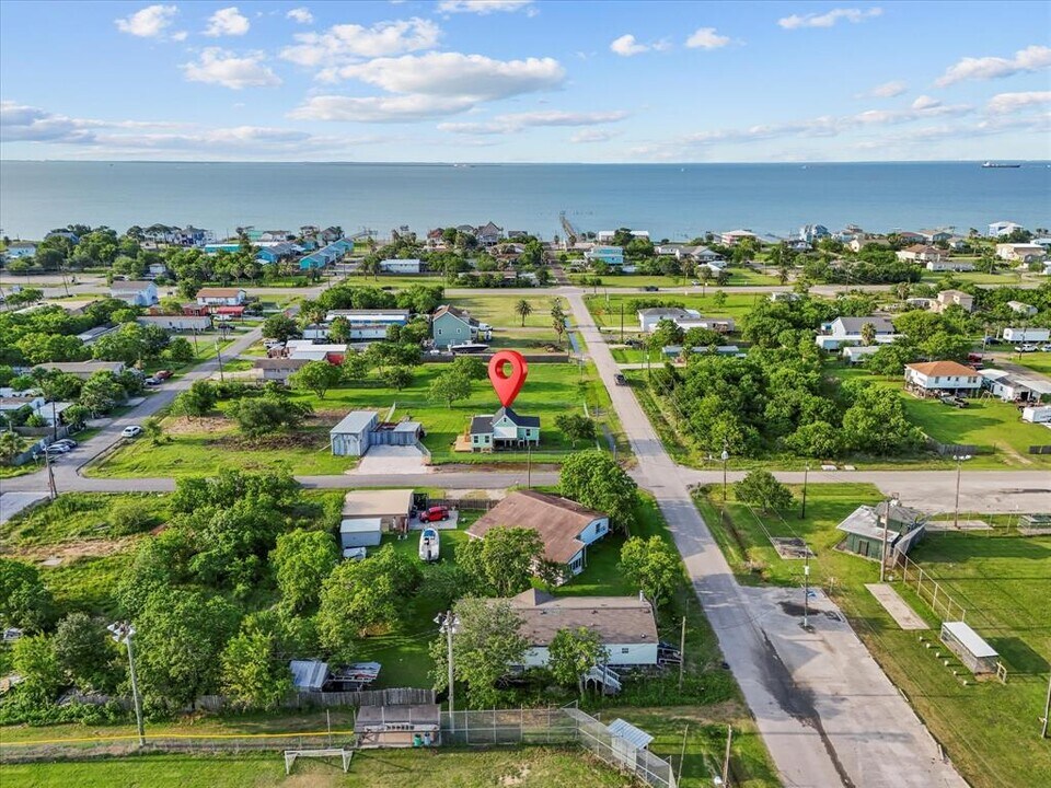246 18th St in San Leon, TX - Building Photo