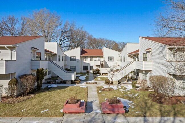 41 Coriander Way in Englewood, NJ - Building Photo - Building Photo