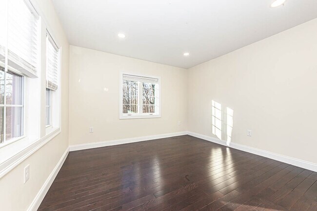 4 Caldwell Rd, Unit 1 in Waltham, MA - Foto de edificio - Building Photo