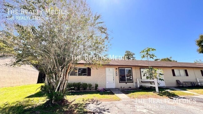 836 W Rosewood Ln in Tavares, FL - Building Photo - Building Photo
