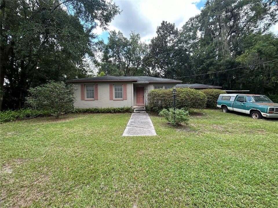 915 NE 11th Ave in Gainesville, FL - Building Photo