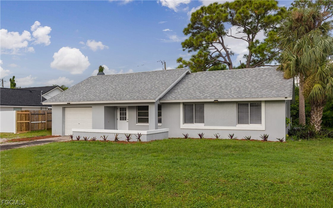 1305 Hibiscus Dr in Cape Coral, FL - Building Photo