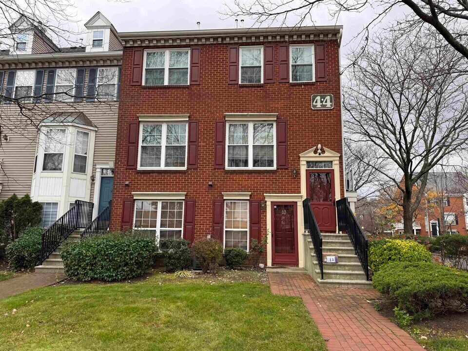 10 Society Hill Dr N in Jersey City, NJ - Building Photo