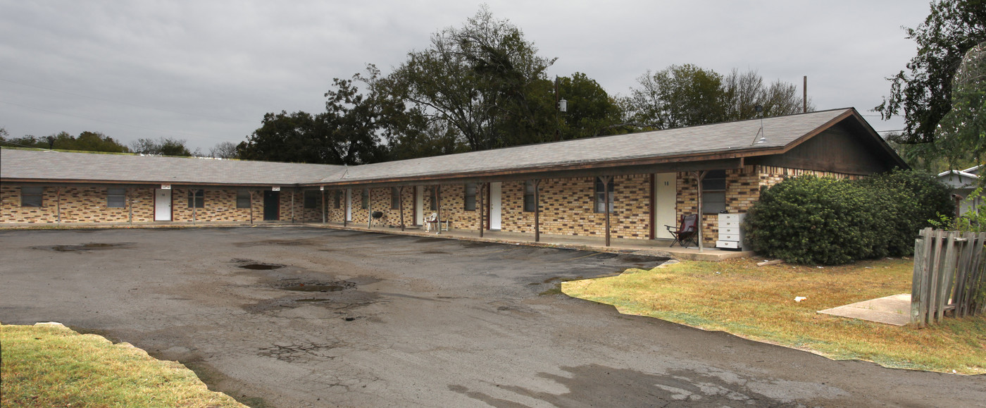 908 Emile St in Bastrop, TX - Building Photo