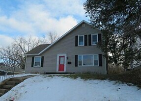 1935 N Grandview Ave in Dubuque, IA - Building Photo