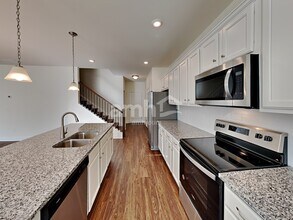 221 Rivulet Dr in Holly Springs, GA - Foto de edificio - Building Photo