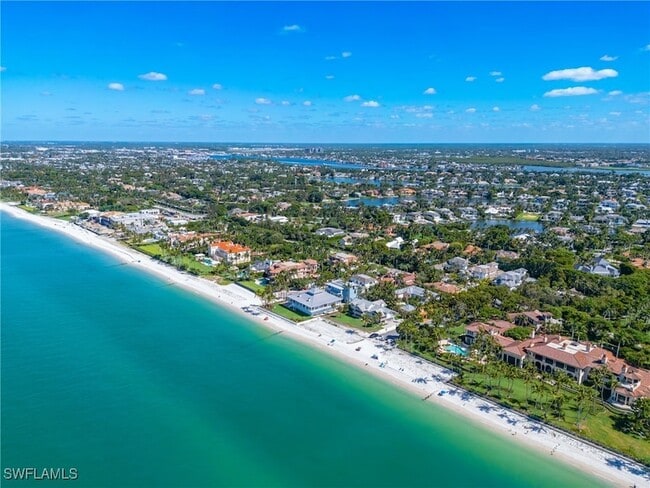 3 Knights Bridge Rd, Unit 213 in Naples, FL - Foto de edificio - Building Photo