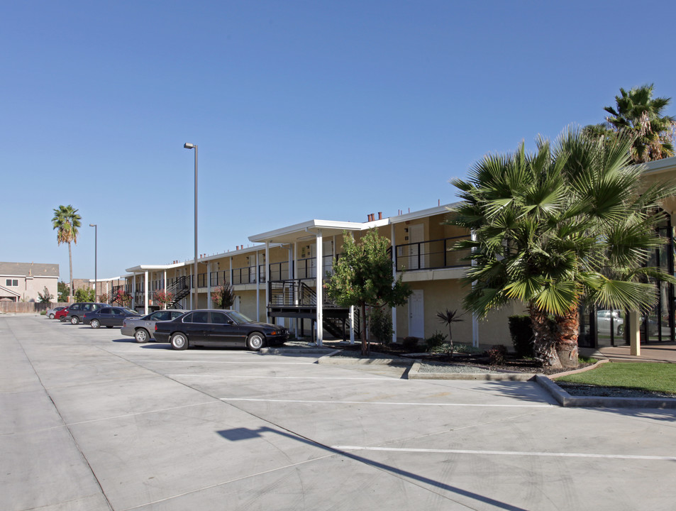 The Palms Apartments in Turlock, CA - Building Photo