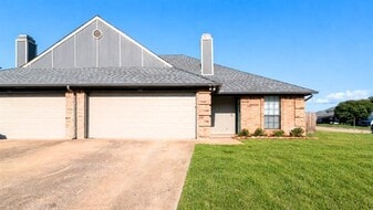 304 Moore Creek Rd in Hurst, TX - Building Photo