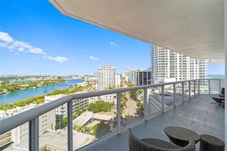 6301 Collins Ave, Unit 1706 in Miami Beach, FL - Building Photo - Building Photo