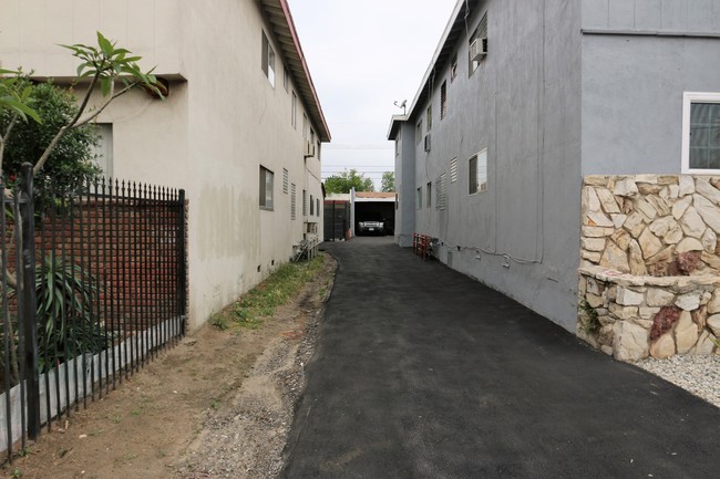 6929 Whitsett Ave in North Hollywood, CA - Building Photo - Building Photo