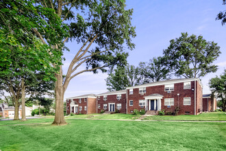 Matawan Court Apartments in Matawan, NJ - Foto de edificio - Building Photo