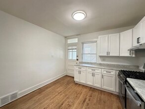 5701 N Keystone Ave, Unit R05A in Chicago, IL - Building Photo - Building Photo
