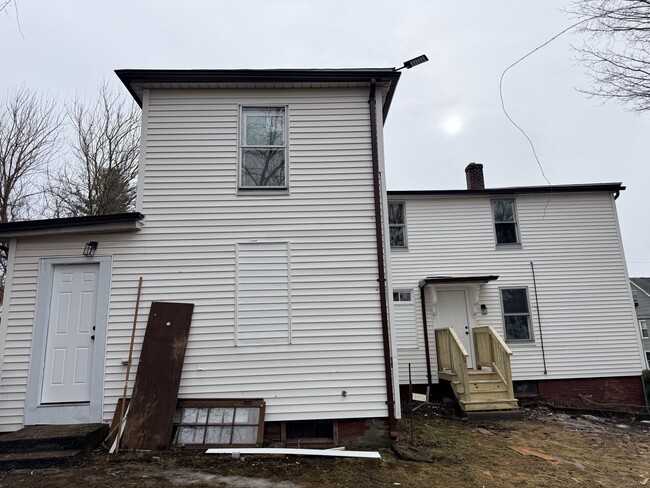 47 Maple Ave in Enfield, CT - Building Photo - Building Photo