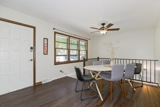 300 SE Chicago St in Blue Springs, MO - Foto de edificio - Building Photo