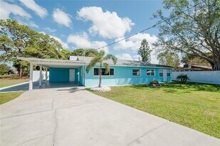 495 S McCall Rd in Englewood, FL - Building Photo