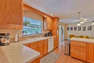 2063 Envoy Ct in Clearwater, FL - Foto de edificio - Building Photo
