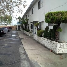 9509-9511 Flower St in Bellflower, CA - Foto de edificio - Building Photo