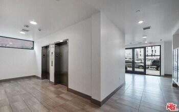 825 S Coronado St in Los Angeles, CA - Foto de edificio - Building Photo