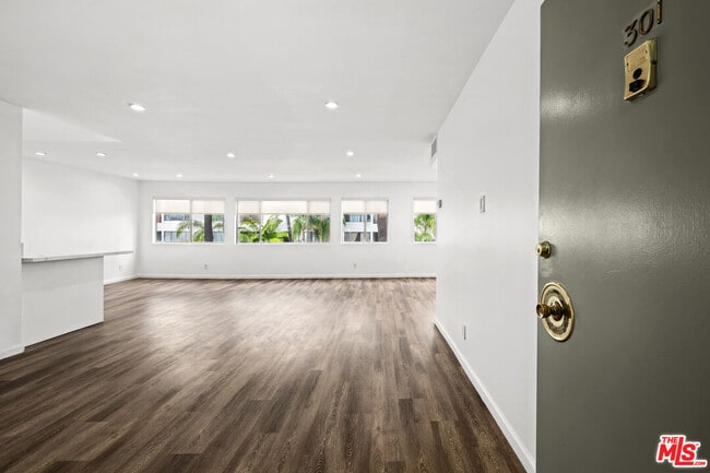 136 S Palm Dr in Beverly Hills, CA - Building Photo - Building Photo