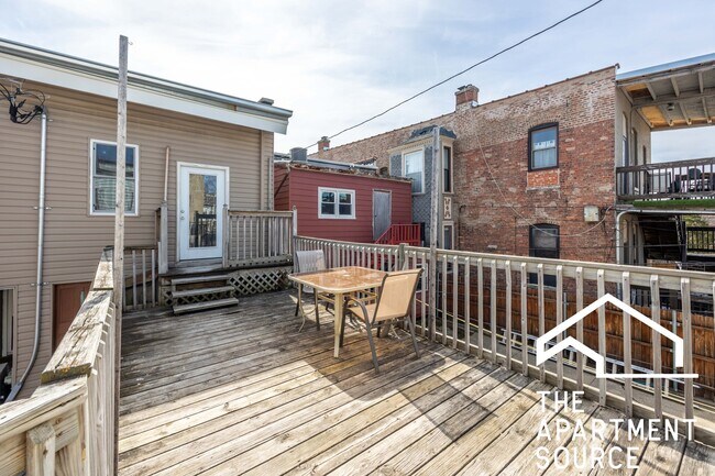 2208 W Erie St, Unit 2f in Chicago, IL - Building Photo - Building Photo