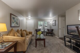 Berkshire Court Apartments in Wilsonville, OR - Building Photo
