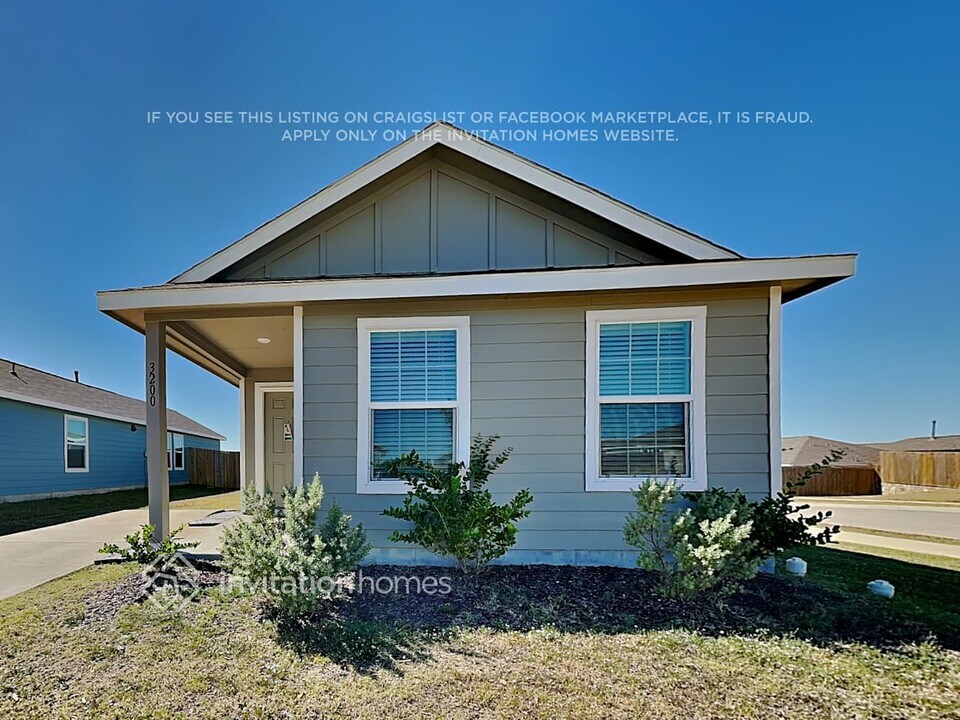 3200 Crestone Dr in Crandall, TX - Foto de edificio