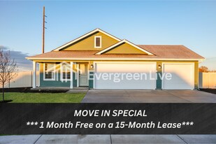 323 Lightning Ave in Middleton, ID - Building Photo