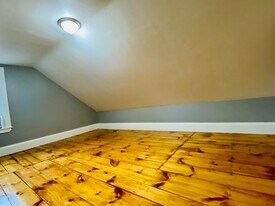 18 Montvale Ave, Unit 2 in Stoneham, MA - Building Photo
