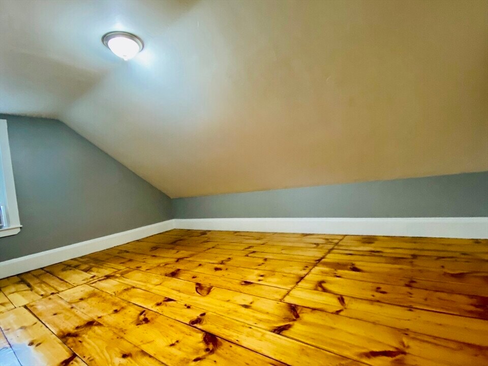 18 Montvale Ave, Unit 2 in Stoneham, MA - Foto de edificio