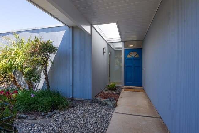 2352 Bunker Hill Dr in San Mateo, CA - Building Photo - Building Photo