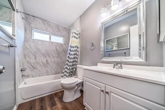 5328 Newcastle Ave, Unit 30 in Encino, CA - Foto de edificio - Building Photo