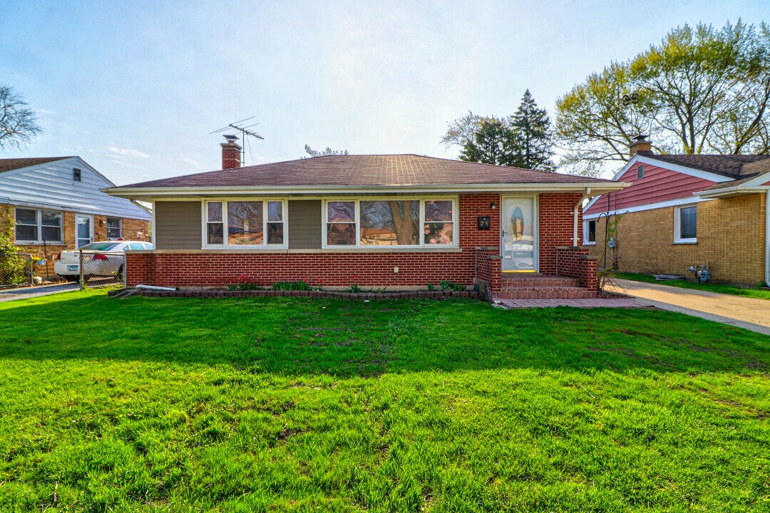 25 N Mount Prospect Rd in Des Plaines, IL - Building Photo