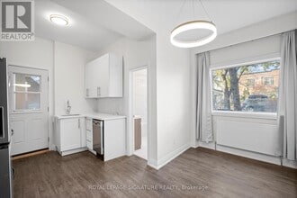 2563 Dundas St W in Toronto, ON - Building Photo - Building Photo