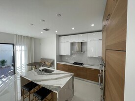 8283 NW 44th St in Doral, FL - Building Photo