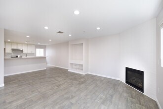 7359 Kester Ave in Van Nuys, CA - Foto de edificio - Building Photo
