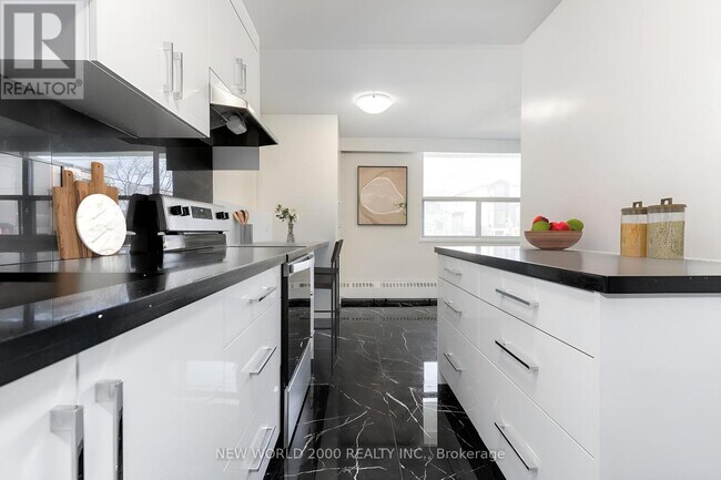 102-485 EGLINTON Ave in Toronto, ON - Building Photo - Building Photo