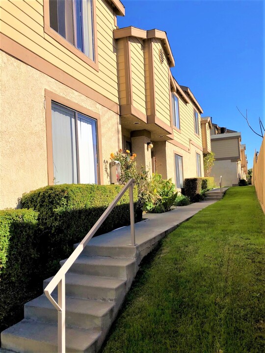 Monte Vista Townhomes in La Habra, CA - Building Photo