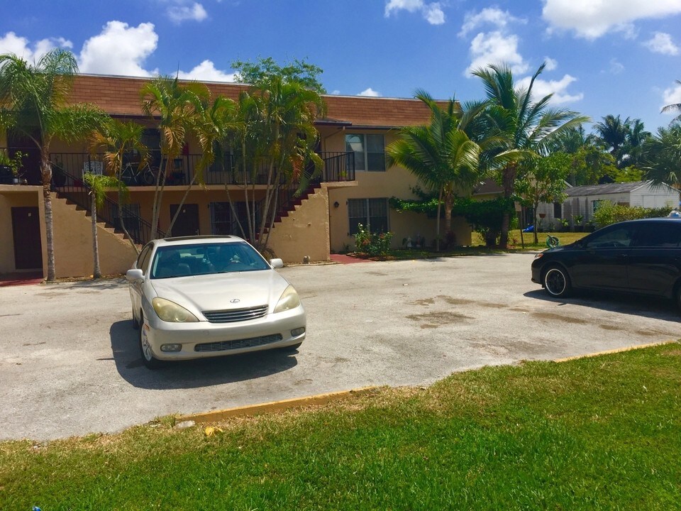 4700 Gardenette St in West Palm Beach, FL - Foto de edificio