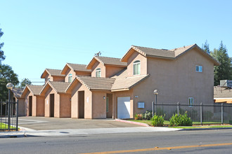 944-1020 E Ashlan Ave in Fresno, CA - Building Photo - Building Photo