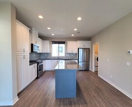 2548 S Escondido Blvd in Escondido, CA - Building Photo - Building Photo