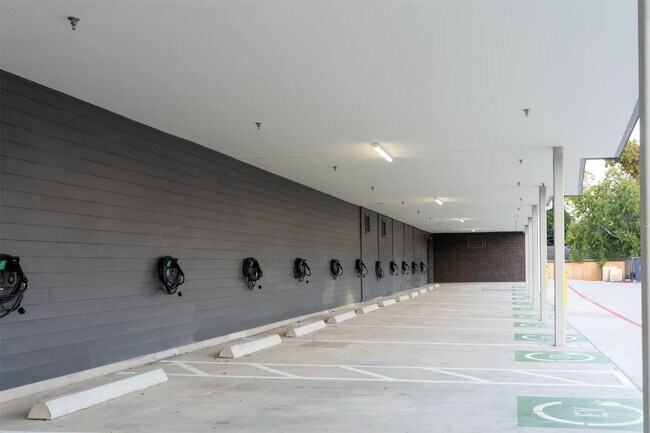 1690 North Loop in Houston, TX - Building Photo - Building Photo