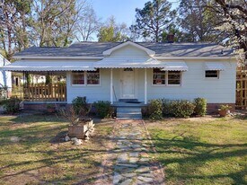 1713 Lacy St in West Columbia, SC - Building Photo