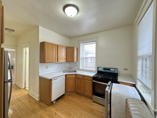 2010 W Grace St, Unit J06W in Chicago, IL - Building Photo - Building Photo