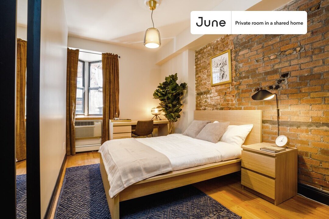 Private bedroom in 3 bed/1 bath Home in New York, NY - Building Photo