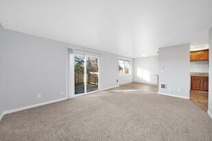 13455 SE Oatfield Rd in Oak Grove, OR - Building Photo