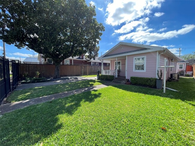 1205 Nadine St in Houston, TX - Building Photo - Building Photo